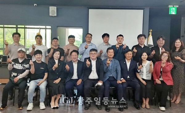 소상공인연합회 광주광역시지회 광산구지부(회장 김범주) 정기 이사회가 끝난 뒤 손가락 하트를 그리며  기념 촬영을 하는 모습. 김병주 회장, 박균택 변호사, 김성진 전 대변인 등이 함께하고 있다.