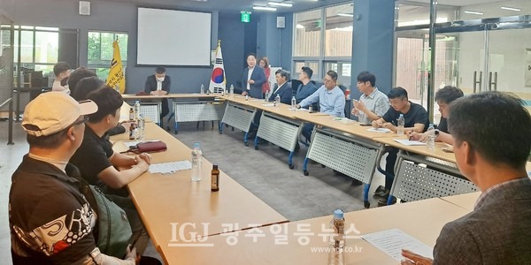 김성진 전 산업자원부 대변인이 6월 10일 오후 3시에 열린 소상공인연합회 광주광역시지회 광산구지부(회장 김범주) 정기 이사회에 소상공인을 위한 정책에 대한 발언을 하고 있다.