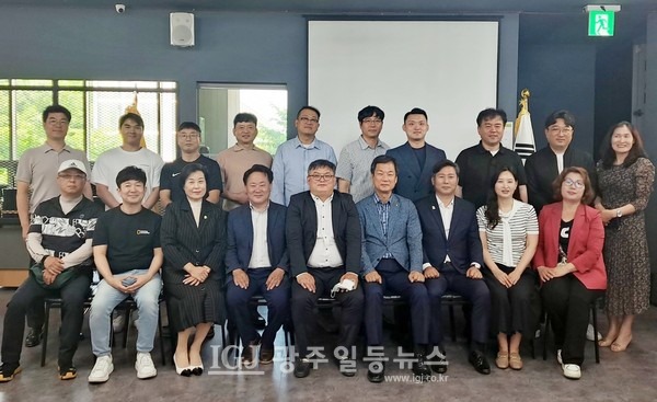 소상공인연합회 광주광역시지회 광산구지부(회장 김범주) 정기 이사회가 끝난 뒤 기념 촬영을 하는 모습. 김병주 회장, 박균택 변호사, 김성진 전 대변인 등이 함께하고 있다.