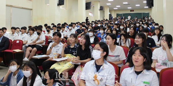 광산인 박균택 변호사의 특강을 듣는 광산구 보문고 학생들의 수강 모습.