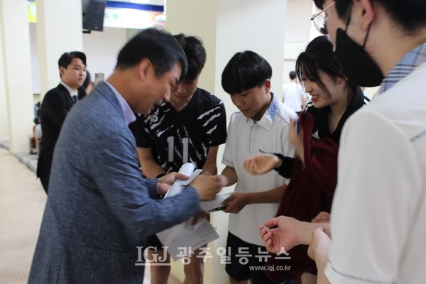 강의가 끝난 후 박균택 변호사에게 명함을 받는 보문고 학생들 모습.