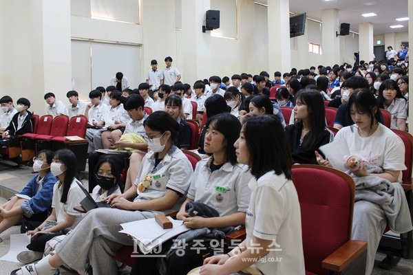 맨 앞줄에 앉아 박균택 변호사의 강의를 경청하는 보문고 학생들과 강의 내용을 바로 노트북에 입력하는 학생의 모습도 보였다.