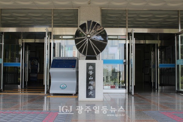 보문고 본관 중앙 현관.