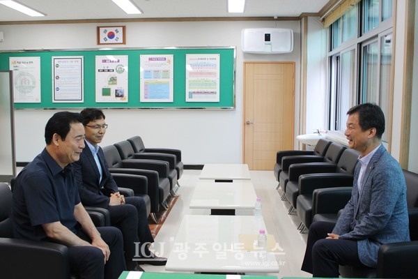 보문고 ‘꿈과 희망을 길러주는 명사 특강’에 나선 박균택 변호사가 특강이 시작되기 전 교장실에서 최인기 교장, 정경모 교감과 함께 환담을 나누고 있다.