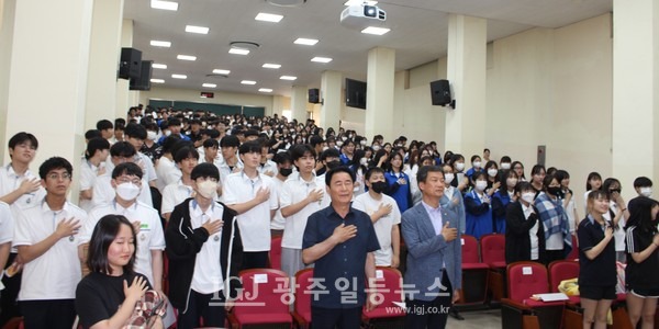 국기에 대한 경례 모습.