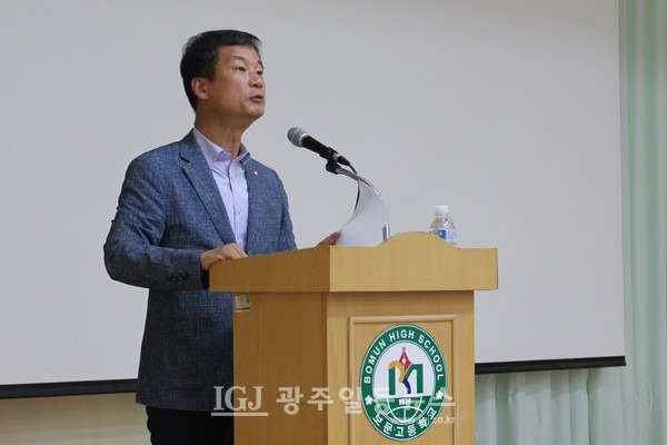 보문고 학생들의 환호 속에 강의가 시작되고... 박균택 변호사도 열렬한 환영에 깜짝 놀라는 모습이었다.