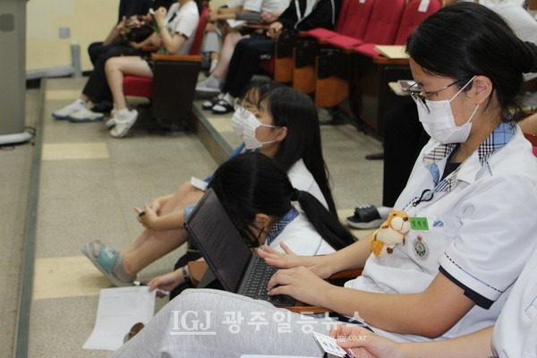 박균택 변호사의 강의 내용을 현장에서 바로 노트북에 입력하는 보문고 학생의 모습.