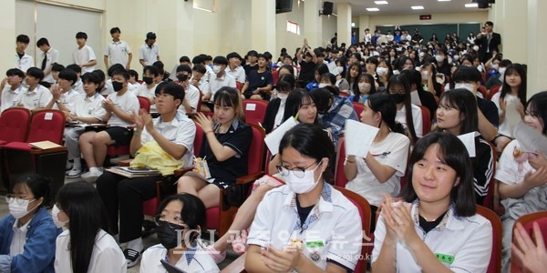 광산인 박균택 변호사의 강의가 끝나자 박수로 화답하는 보문고 학생들 모습.