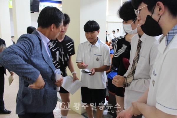 "저, 명함 좀 주세요!" 강의가 끝나자 보문고 학생들이 박균택 변호사에게 명함을 요청하고 있다. 박 변호사의 손이 주머니로 가고 있다.