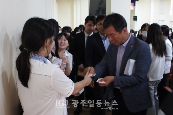 박균택 변호사가 보문고 학생들의 요청으로 명함을 건네고 있다.