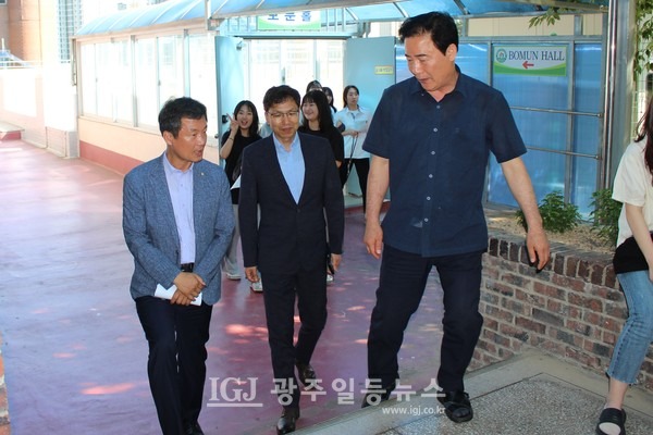 보문고 최인기 교장의 안내로 보문홀에서 나오는 박균택 변호사 모습. 바로 뒤는 정경모 교감