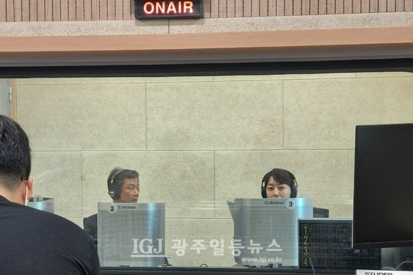 TBN 광주교통방송 문애란의 하이브리드 라디오에 출연해 인터뷰를 하는 박균택 변호사(왼쪽)와 문애란 앵커(오른쪽)