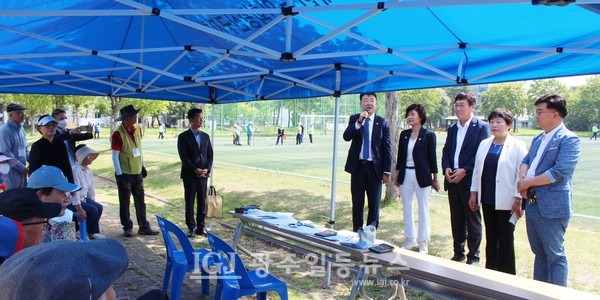 국회의원과 구청장이 개회식을 당겨서 치러버리고 떠난 '광산구청장기 그라운드골프대회'에서 정시에 맞춰 도착한 광산구의회 김태완 의장이 의원들과 상의 끝에 본부석(천막)에 계신 어르신들에게 인사를 하고 있다. 윤혜영 부의장, 정재봉 행정자치위원장, 조영임 운영위원장, 공병철 경제복지위원장이 함께하고 있다. 왼쪽에 박균택 「법무법인 광산」 대표 변호사의 모습도 보인다.