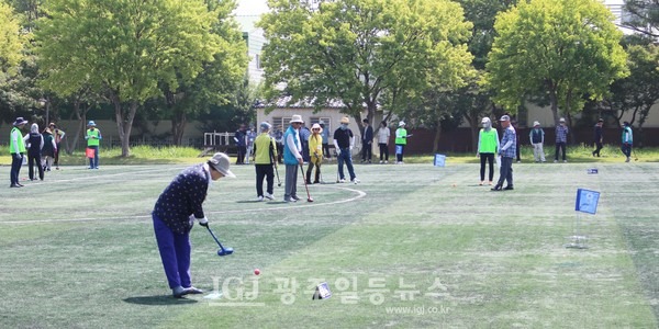 평동 용동구장에서 열린 '광산구청장기 그라운드골프대회' 모습.