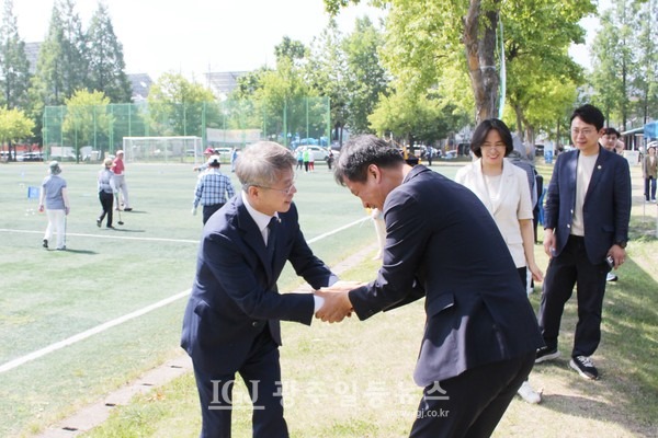 갑 지역 국회의원이 개회식을 치르고 떠나 개회식에 참석하지 못한 지역 민형배 국회의원(*왼쪽)이 역시 개회식에 참여하지 못한 박균택 「법무법인 광산」 대표 변호사(오른쪽)과 악수를 하고 있다. 광주광역시의회 이귀순 부의장과 박수기 의원도 함께하고 있다.