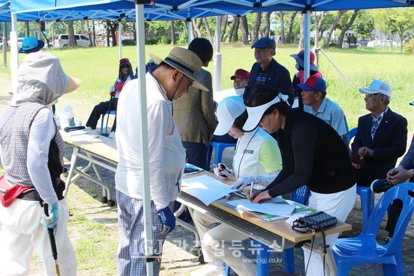 '광산구청기 그라운드골프대회'가 열리는 평동 용동구장 본부석 모습.
