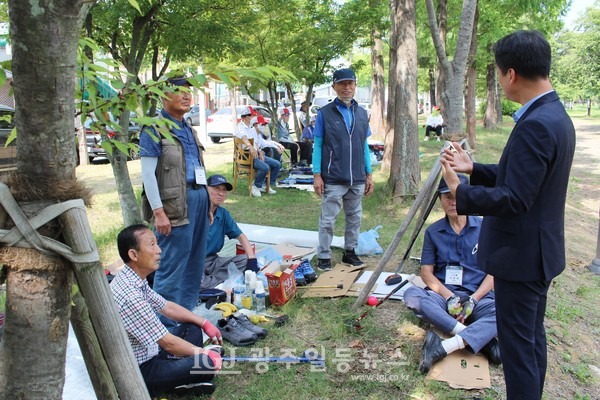 '광산구청장기 그라운드골프대회'를 찾은 박균택 변호사가 임곡동 어르신들에게서 "임곡쪽으로 출마하면 적극적으로 지지하겠다"는 응원의 말씀을 듣고 있다.