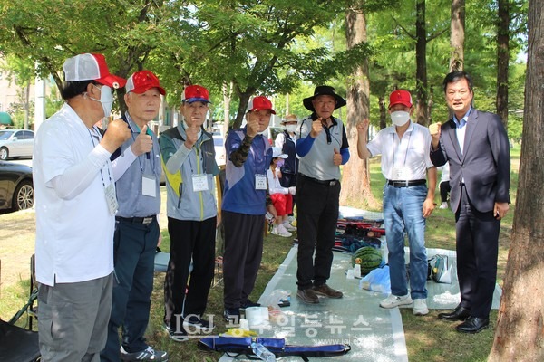 '광산구청장기 그라운드골프대회'를 박균택 변호사 송정분회 어르신들과 함께 화이팅을 외치고 있다.