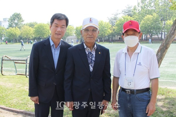 '광산구청장기 그라운드골프대회'를 찾은 광산인 박균택 변호사가 유한봉 노인회장, 허표 회원과 함께 기념 촬영을 하고 있다.