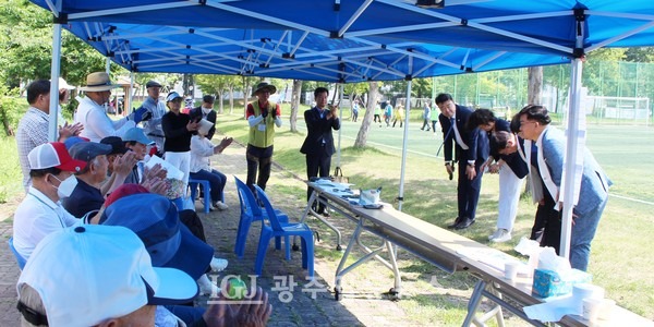 광산구의회 김태완 의장 등이 본부석에서 어르신들에게 인사를 하고 있다. 개회식이 당겨져 치러지고 국회의원과 구청장이 자리를 떠난 뒤에 정시에 맞춰 도착했음에도 개회식 참석을 못 한 꼴이 됐다.