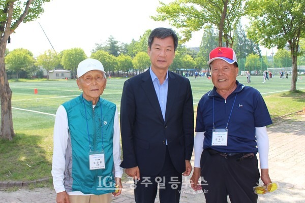 '광산구청장기 그라운드골프대회'를 찾은 광산인 박균택 변호사가 기자의 요청으로 선운지구 휴먼시아아파트 김용근 회장 등과 함께 기념 촬영을 하고 있다.