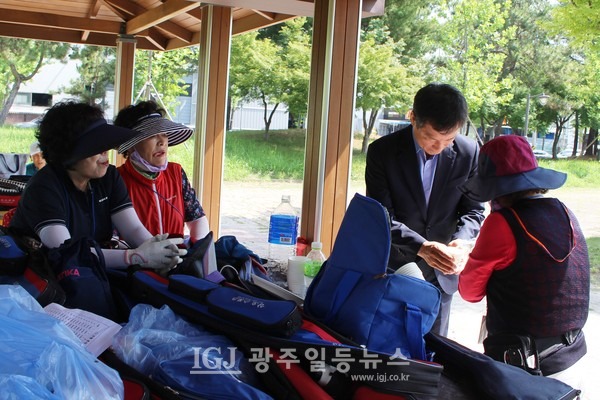 더불어락 선수단이 '광산구청장기 그라운드골프대회'를 잦은 박균택 변호사에 격려 말씀을 하며 시원한 음료를 대접하고 있다.