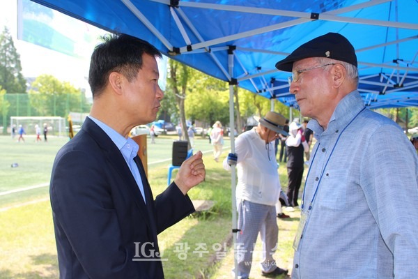 '광산구청장기 그라운드골프대회'를 찾은 박균택 변호사가 더불어락 선수인 신현식 어르신과 얘기를 나누고 있다.