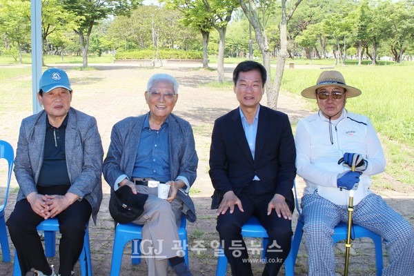 환하게 웃는 광주시 노인회장과 광산인 박균택 변호사. '광산구청장기 그라운드골프대회'를 찾은 박균택 변호사(오른쪽 두 번째)가 오병채 (사)대한노인회 광주광역시연합회장(왼쪽 두 번째)과 나각균 남구지회장(맨 왼쪽), 박하경 광주광역시 노인대학원장(맨 오른쪽)과 함께 기념 촬영을 하고 있다.