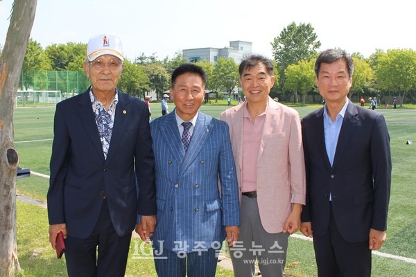 개회식은 참석 못했더라도... '광산구청장기 그라운드골프대회'에서 대회를 주관한 유한봉 (사)대한노인회 광주 광산구지회장과 배영모 광산구체육회장, 차주철 송정농협조합장, 박균택 「법무법인 광산」 대표 변호사(왼쪽부터)가 기념 촬영을 하고 있다.