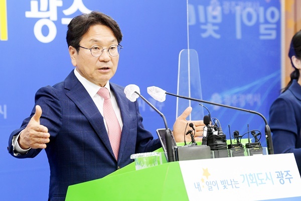 강기정 광주광역시장이 26일 오전 시청 브리핑실에서 광주 군공항 유치지역 지원방안을 발표하고 있다.