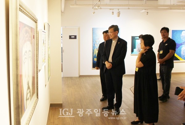 광주가톨릭미술가회 설립 40주년 기념전 ‘되돌아봄+지금 여기’ 전시회 개관식이 열리기 전 옥현진 대주교가 김월숙 회장과 함께 작품 감상을 하고 있다.