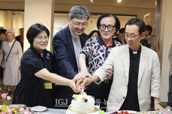 광주가톨릭미술가회 설립 40주년 기념전 ‘되돌아봄+지금 여기’ 개관식 축하 케이크 절단 모습. (왼쪽부터) 광주가톨릭미술가회 김월숙 회장, 옥현진 대주교, 미술가회 김재형 명예회장, 미술가회 최윤복 지도신부.