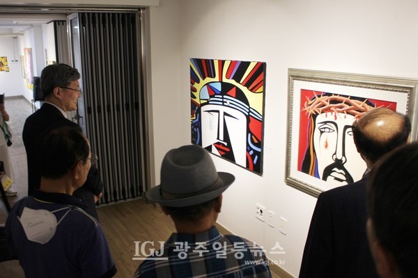옥현진 대주교가 광주가톨릭미술가회 설립 40주년 기념전 ‘되돌아봄+지금 여기’ 작품(맹범호 작가의 성안) 감상을 하고 있다.