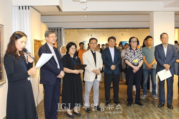 광주가톨릭미술가회 설립 40주년 기념전 ‘되돌아봄+지금 여기’ 개관식이 정해숙 작가의 사회로 진행되고 있다.