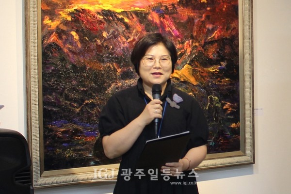 광주가톨릭미술가회 설립 40주년 기념전 ‘되돌아봄+지금 여기’ 개관식에서 김월숙 회장이 인사말을 하고 있다.