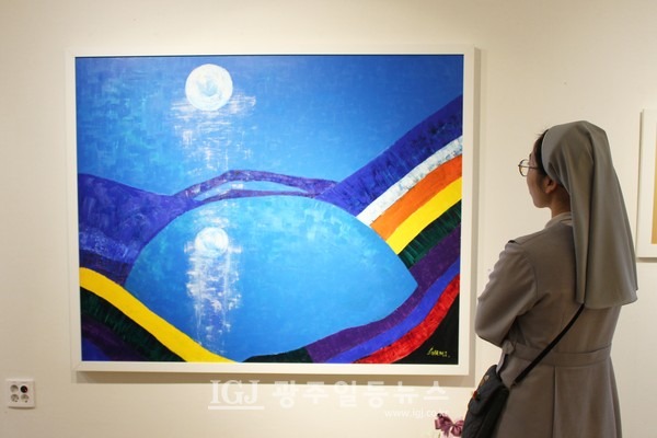광주가톨릭미술가회 설립 40주년 기념전 ‘되돌아봄+지금 여기’에서 작품을 감상하는 수녀님 모습.