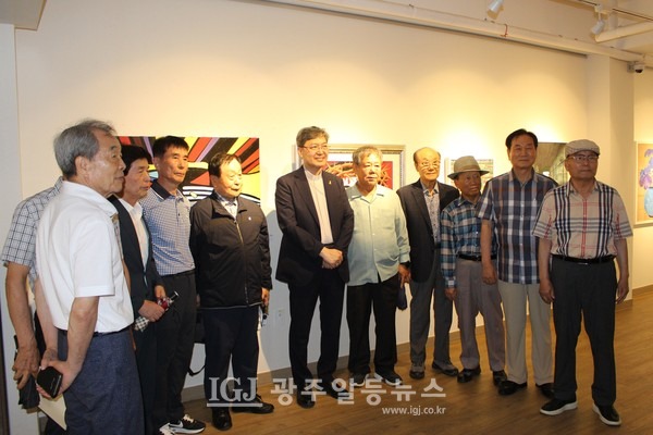 광주가톨릭미술가회 설립 40주년 기념전 ‘되돌아봄+지금 여기’에서 옥현진 대주교와 기념 촬영을 하는 모습.