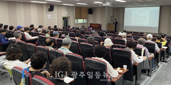 박균택 「법무법인 광산」 대표변호사가 광주노인대학을 찾아 어르신을 대상으로 생활법률 강의를 하고 있다.