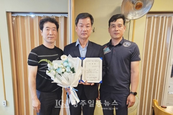 박균택 「법무법인 광산」 대표 변호사(가운데)가 「광산구 노동조합대표자 협의회」 법률자문위원 위촉장을 받은 후 손성범 광노협 회장(왼쪽), 박거영 사무총장(오른쪽)과 함께 기념 촬영을 하고 있다.