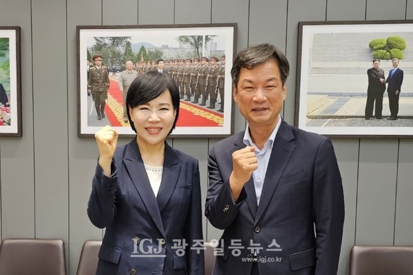 더불어민주당 광주광역시당 초청 특강에 나선 전현희 전 국민권익위원장(왼쪽)이 윤석열 정권과 투쟁 과정에서 큰 도움을 준 박균택 더불어민주당 검찰독재정치탄압대책위원회 부위원장(오른쪽)과 함께 필승을 의미하는 기념 촬영을 하고 있다.