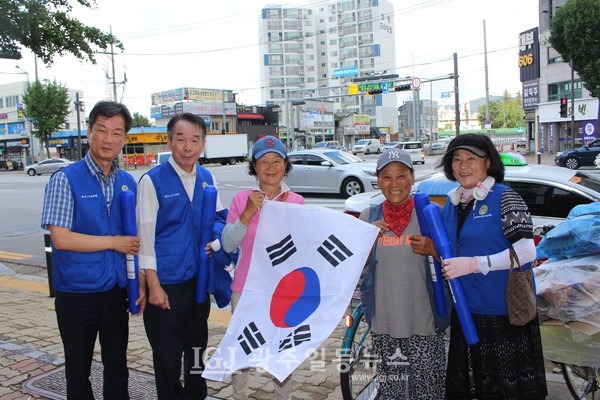 [포토] 태극기 나눠주는 변호사…박균택, 광산구 바르게와 함께 태극기 나눔 실천