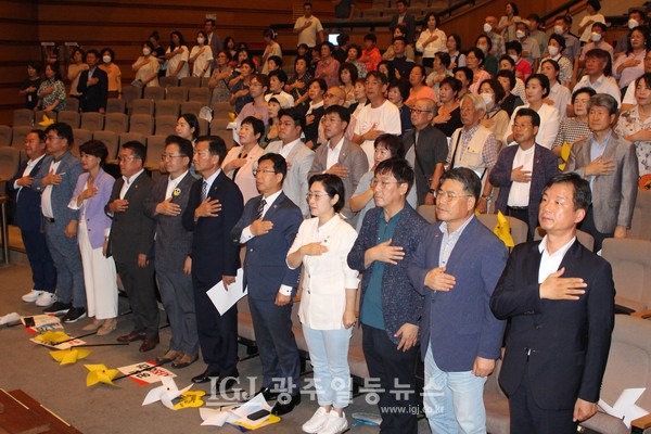 '일본군 위안부 피해자 2023년 기림의 날' 행사에서 국기에 대한 경례를 하는 참석자들 모습. (앞줄 오른쪽부터) 「법무법인 광산」 대표변호사, 광산구의회 박현석‧정재봉‧양만주 의원, 박병규 광산구청장, 양동호 광산구 평화의 소녀상 시민모임 상임대표, 이용빈 국회의원, 정무창 광주광역시의회 의장, 광산구의회 윤혜영 부의장, 공병철 의원, 최치현 전 청와대 행정관. (두 번째줄 왼쪽부터) 광산구의회 강한솔‧조영임‧박해원‧윤영일‧한윤희 의원. (세 번째 줄) 장헌권 목사와 ‘나고야 미쓰비시 조선여자근로정신대 소송을 지원하는 회' 공동대표 등 일본인 5명이 함께하고 있다.