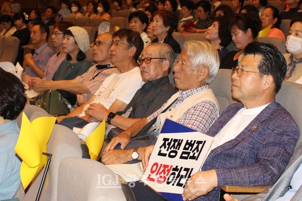 '일본군 위안부 피해자 2023 기림의 날'  행사에 이국언 이사장(맨 왼쪽)과 장헌권 목사(맨 오른쪽)가 ‘나고야 미쓰비시 조선여자근로정신대 소송을 지원하는 회' 공동대표 등 일본인 5명이 함께하고 있다.