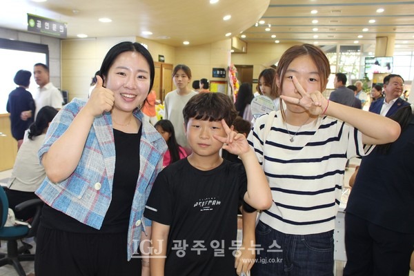 '일본군 위안부 피해자 2023년 기림의 날'  부대행사에서 어린이들에게 나비 팔찌 만들기와 나비 블럭 만들기를 지도하던 광산구의회 강한솔 의원이 기자의 요청으로 어린이들과 함께 포즈를 취하고 있다.