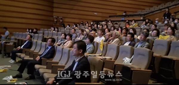 '일본군 위안부 피해자 2023년 기림의 날' 행사에서 광산구립합창단의 공연을 관람하는 모습. 앞줄에 최치현 전 청와대 행정관, 양동회 광산구 평화의 소녀상 시민모임 상임대표, 「법무법인 광산」 대표변호사가 선출직 공직자들이 빠져나간 자리를 그대로 지키고 있다.