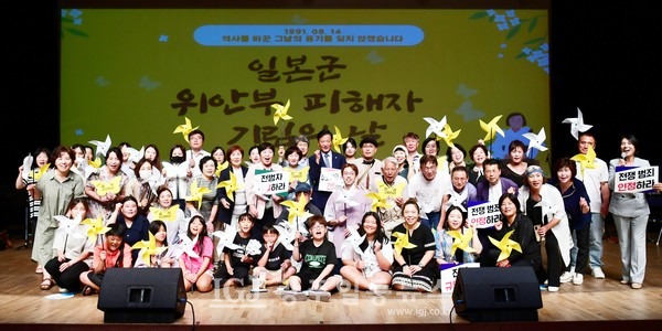 어린이들과 함께한 '일본군 위안부 피해자 기림의 날' 행사 후 함께 기념 촬영을 하는 모습. (사진 : 광산구의회 박미옥 의원 제공)