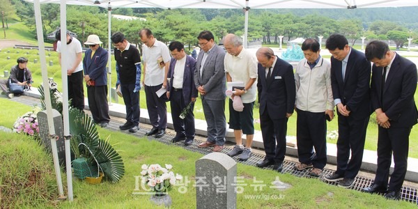 박균택 「법무법인 광산」 대표변호사(맨 오른쪽)가 5‧18시민군 기획실장 김영철 열사 25주기 추모식을 마치고 열사의 묘소를 참배하고 있다.