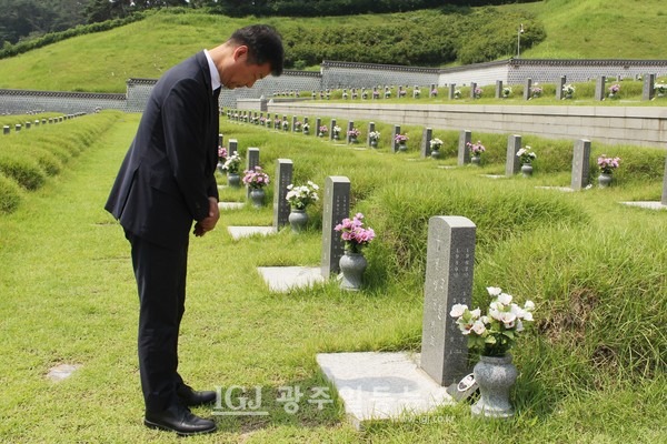 박균택 「법무법인 광산」 대표변호사가 5‧18시민군 기획실장 김영철 들불 열사의 25주기 추모식을 마친 후 광주 대동고 선배인 전영진 열사 묘소를 찾아 참배하고 있다.