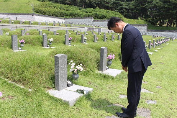 광산인 박균택 「법무법인 광산」 대표변호사가 5‧18시민군 기획실장 김영철 들불 열사의 25주기 추모식을 마친 후 고향 광산의 선배인 윤상원 열사와 박기순 열사 묘소를 참배하며 열사의 뜻을 새기고 있다.