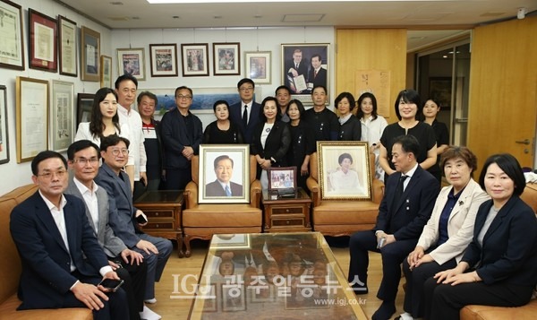 광주‧전남 김대중 재단이 지난 8월 18일 김대중 대통령 서거 14주기를 맞아 국립 현충원 묘소를 참배한 후 동교동 사저를 찾아 기념 촬영을 하고 있다. (사진 : 광주‧전남 김대중 재단 제공)